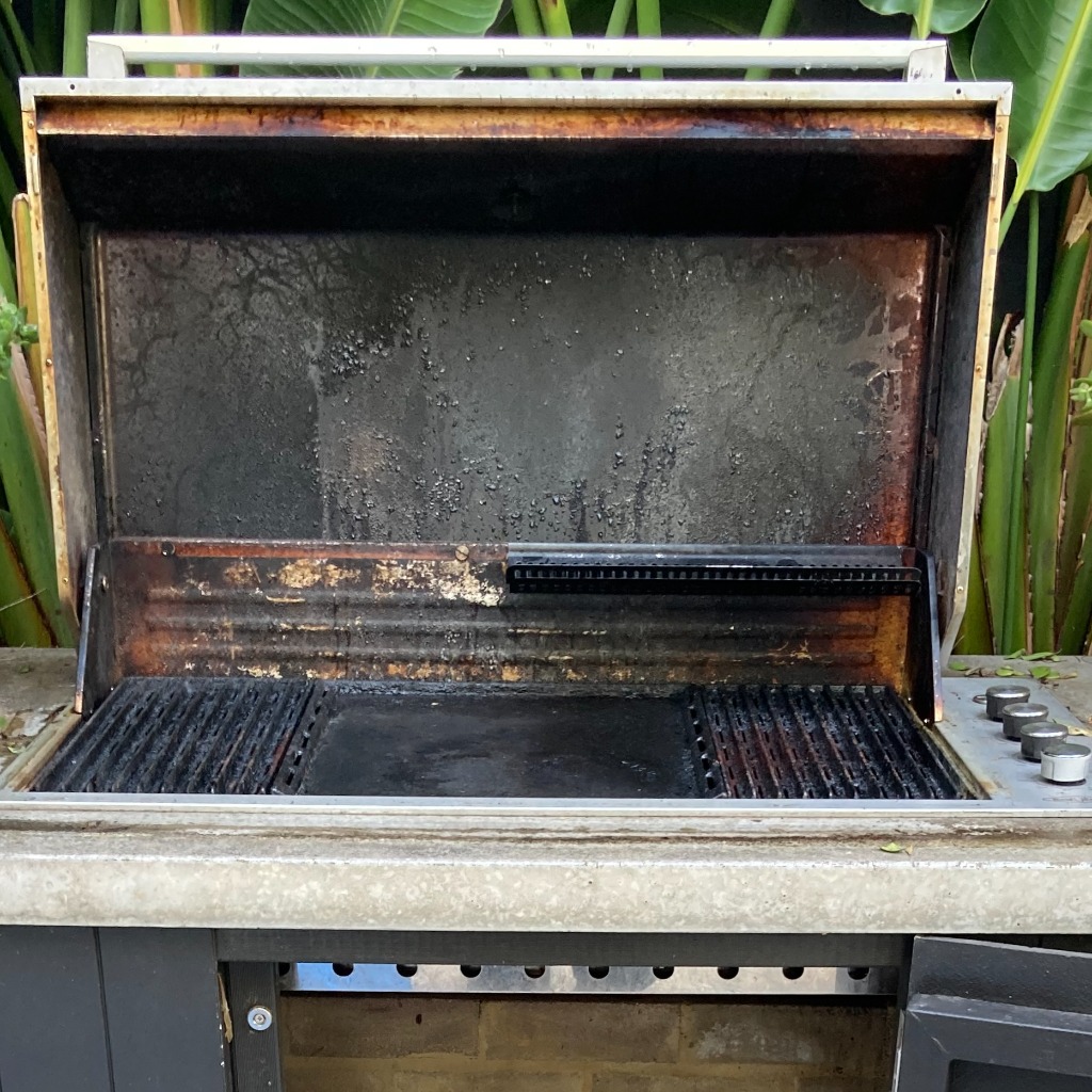 BBQ before cleaning with burnt-on grease